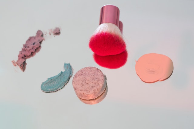 red-and-white-makeup-brush-3059639